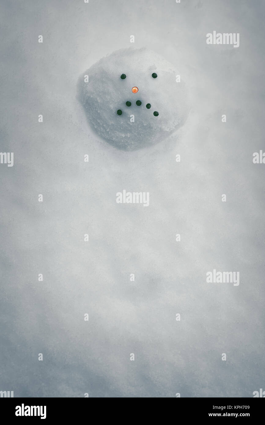 Visage de bonhomme de neige fondue avec expression triste Banque D'Images