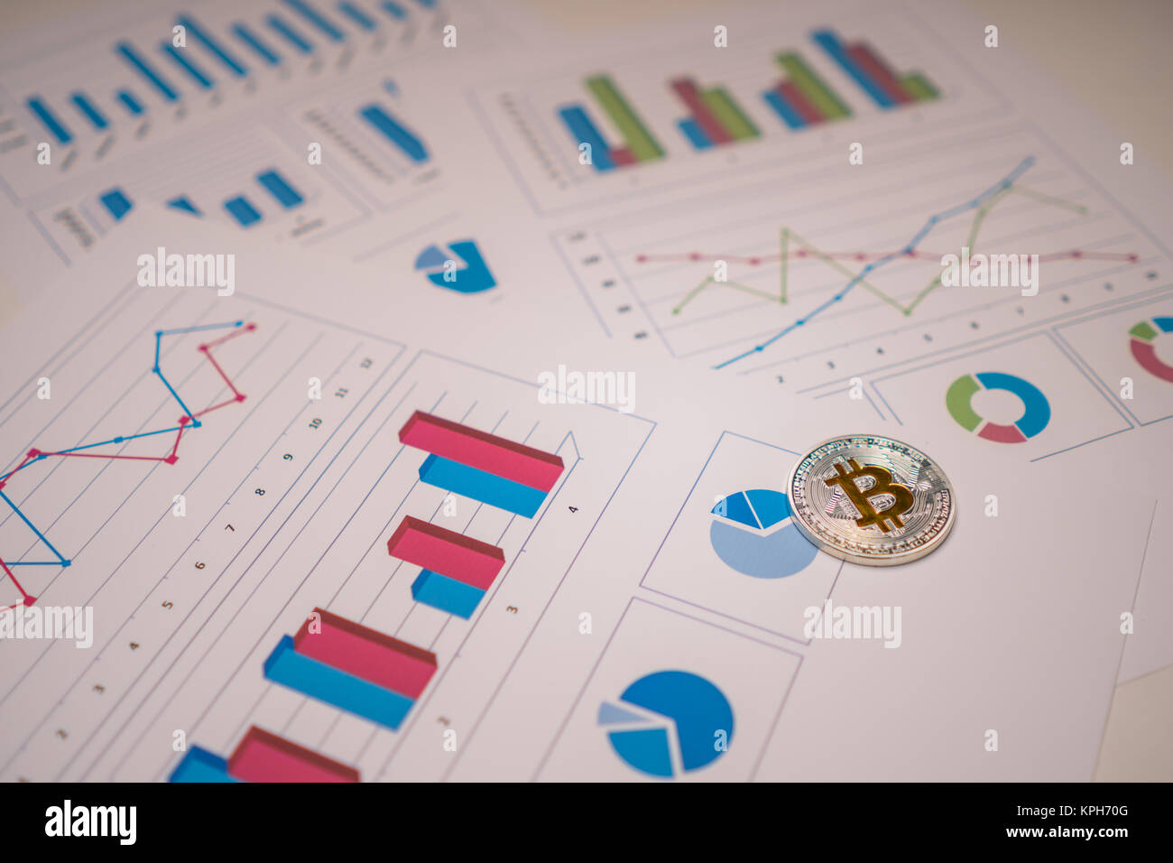 Pièce en argent avec le symbole d'or de bitcoin. Devise Crypto. BTC Banque D'Images