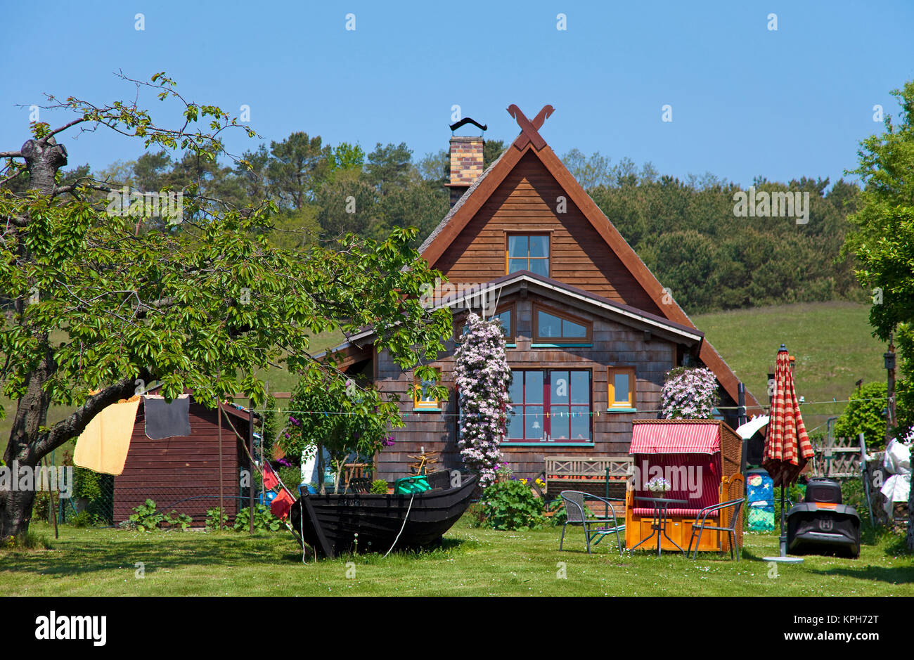 Maison en bois au toit de chaume avec jardin idyllique, Gross Zicker, Ruegen island, Mecklembourg-Poméranie-Occidentale, de la mer Baltique, l'Allemagne, de l'Europe Banque D'Images
