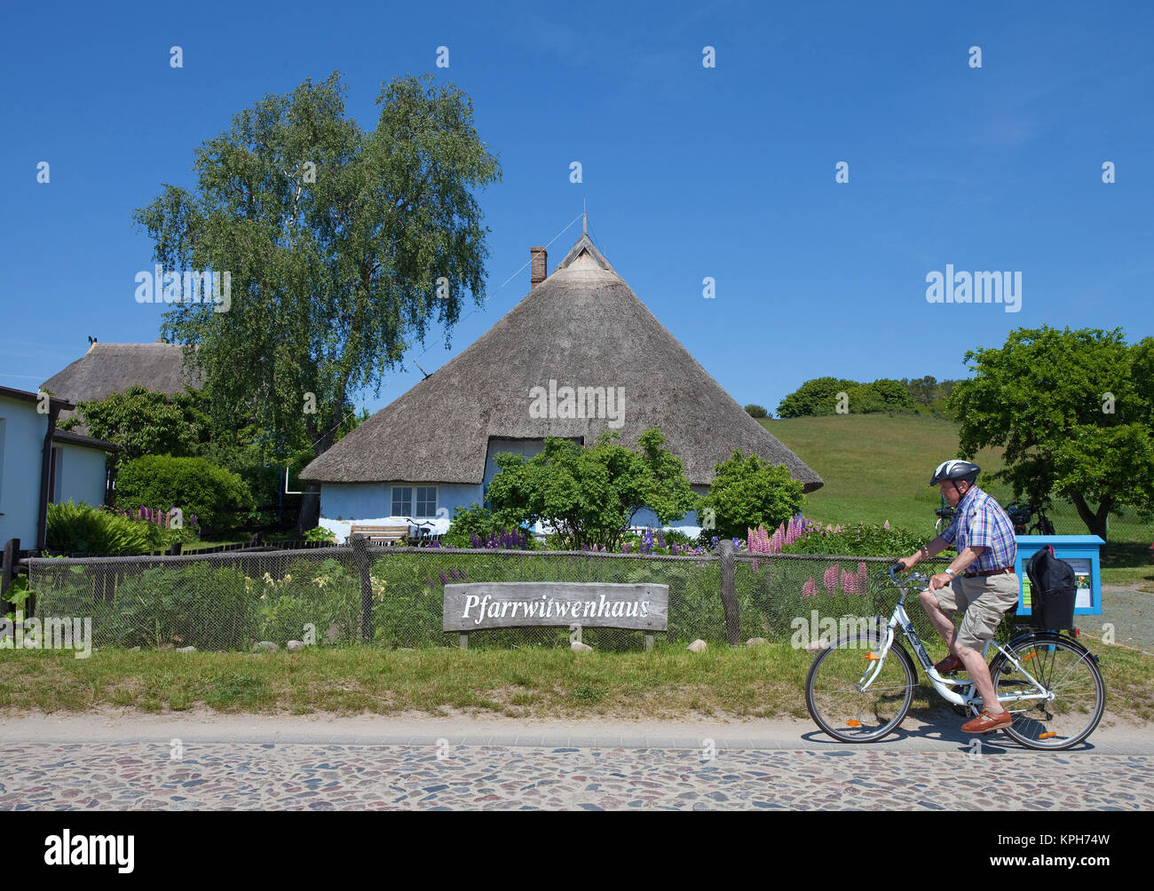 Les veuves de la paroisse maison avec jardin de fleurs, Gross Zicker, Ruegen island, Mecklembourg-Poméranie-Occidentale, de la mer Baltique, l'Allemagne, de l'Europe Banque D'Images