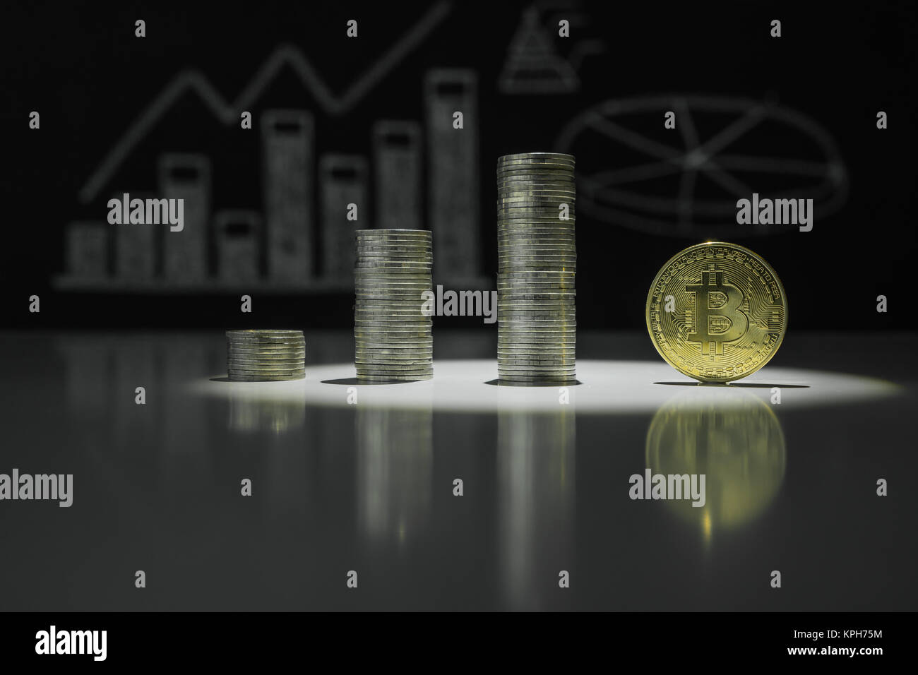 Des piles de devises et d'or de chiffrement sur l'arrière-plan de bitcoin de monnaie cartes crypto Banque D'Images