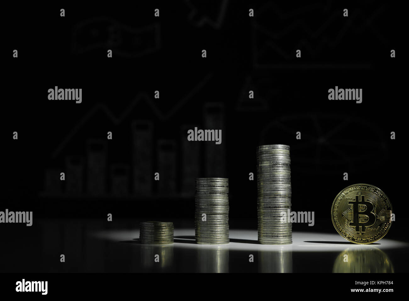 Une pile de bitcoins et une pièce d'or isolé sur un fond sombre. La CTB. Devise Crypto Banque D'Images