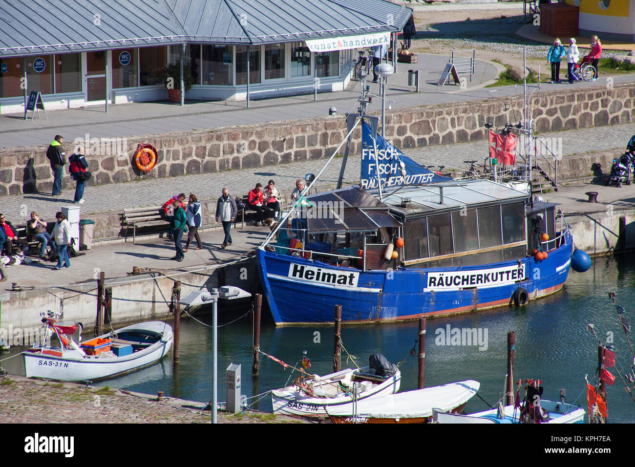 Fumer le poisson la faucheuse à port de Sassnitz, Ruegen island, Mecklembourg-Poméranie-Occidentale, de la mer Baltique, l'Allemagne, de l'Europe Banque D'Images