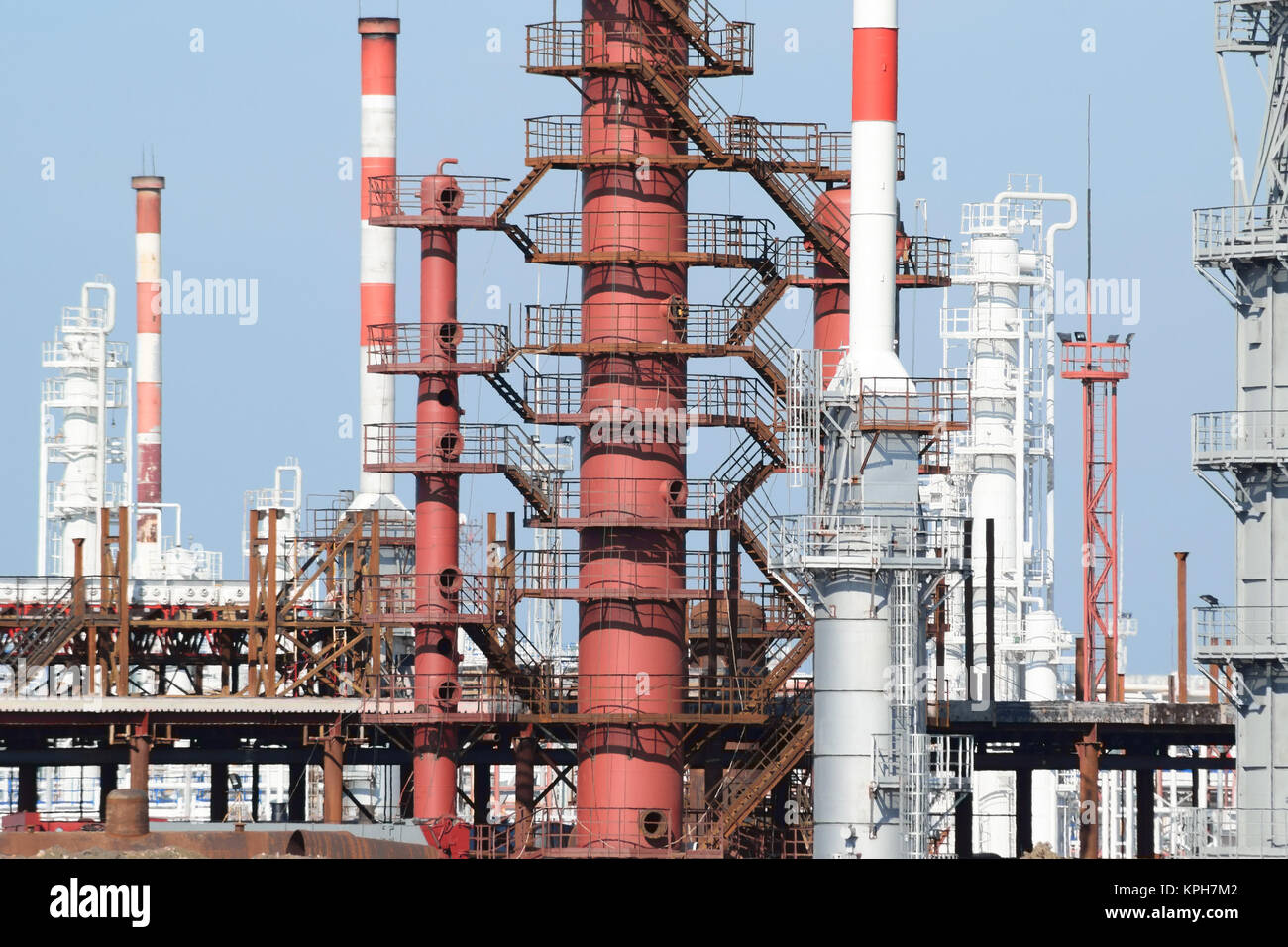 Les colonnes de distillation, tuyaux et autres équipements de la raffinerie fours. Banque D'Images