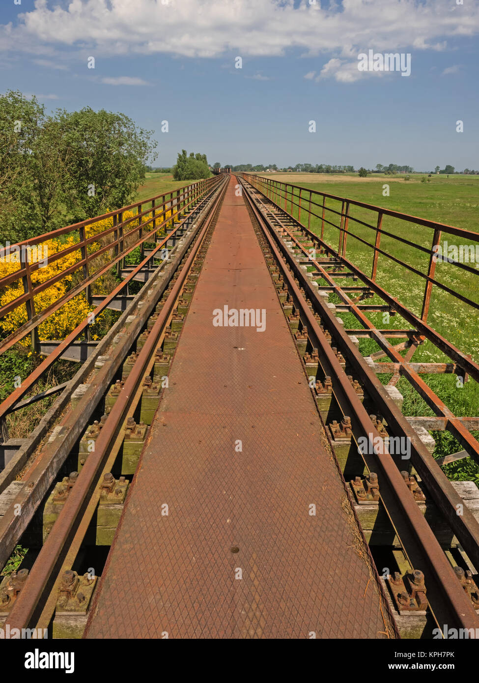 Pont de chemin de fer abandonnée dans le paysage de Mecklembourg-Poméranie-Occidentale, Allemagne Banque D'Images