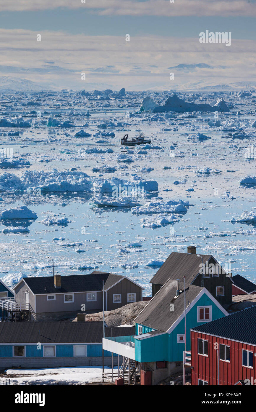 Le Groenland, baie de Disko, Ilulissat, elevated view de glace flottante et bateau de pêche Banque D'Images