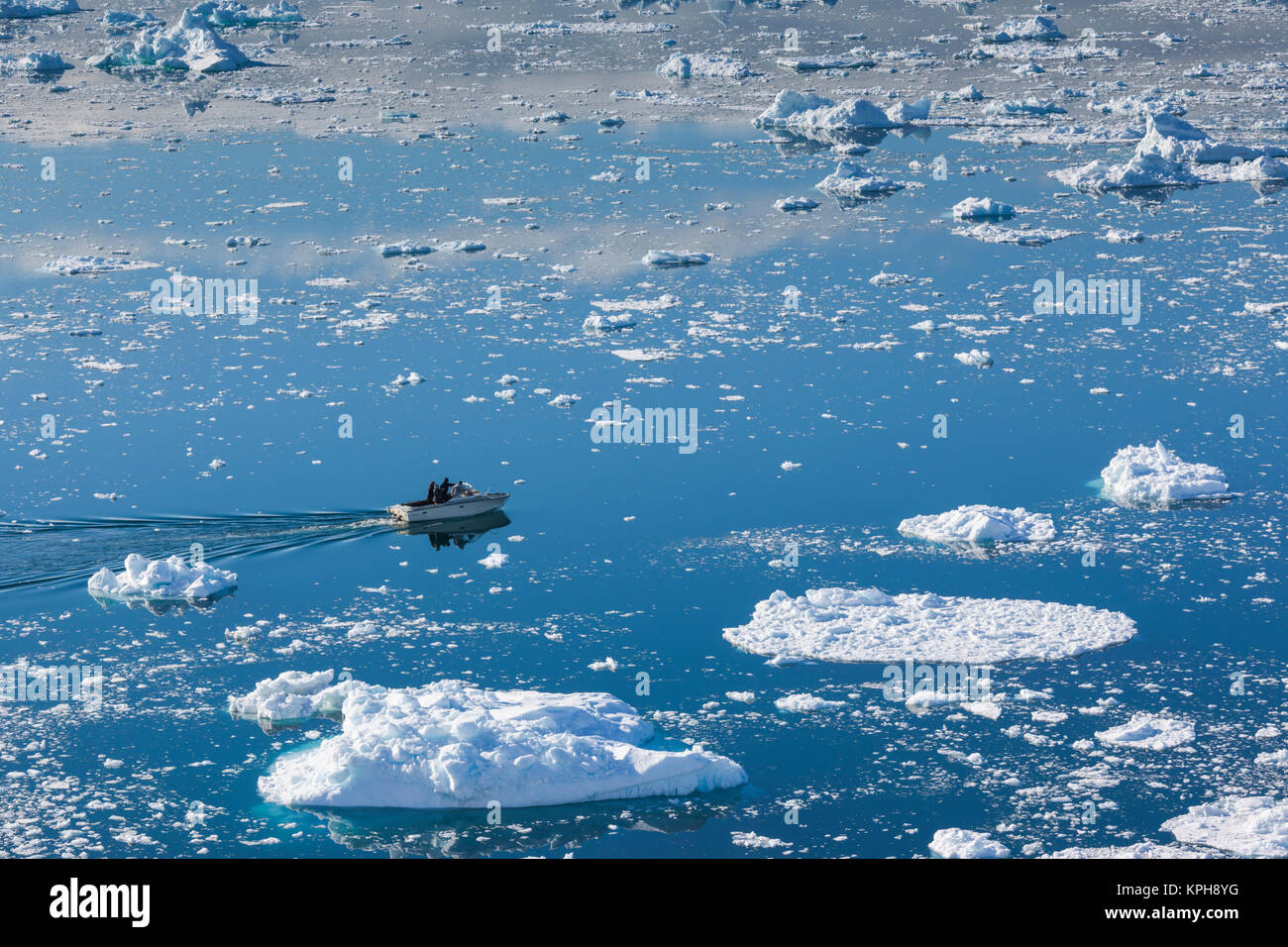 Le Groenland, baie de Disko, Ilulissat, elevated view de glace flottante et bateau de pêche Banque D'Images