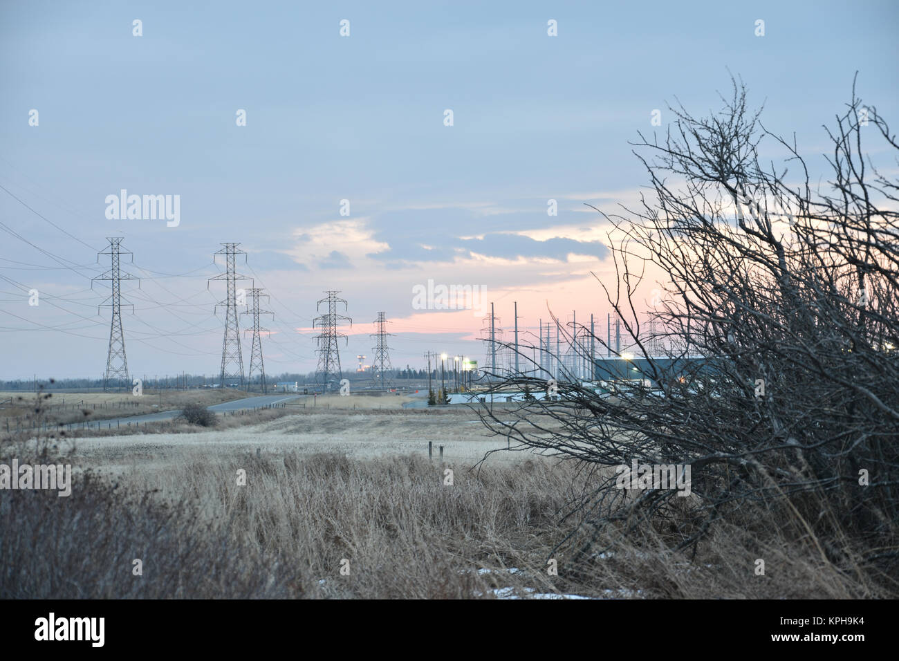 10 décembre 2017; est de Calgary, Alberta, Canada. Power Lines contre un ciel de Prairie Banque D'Images