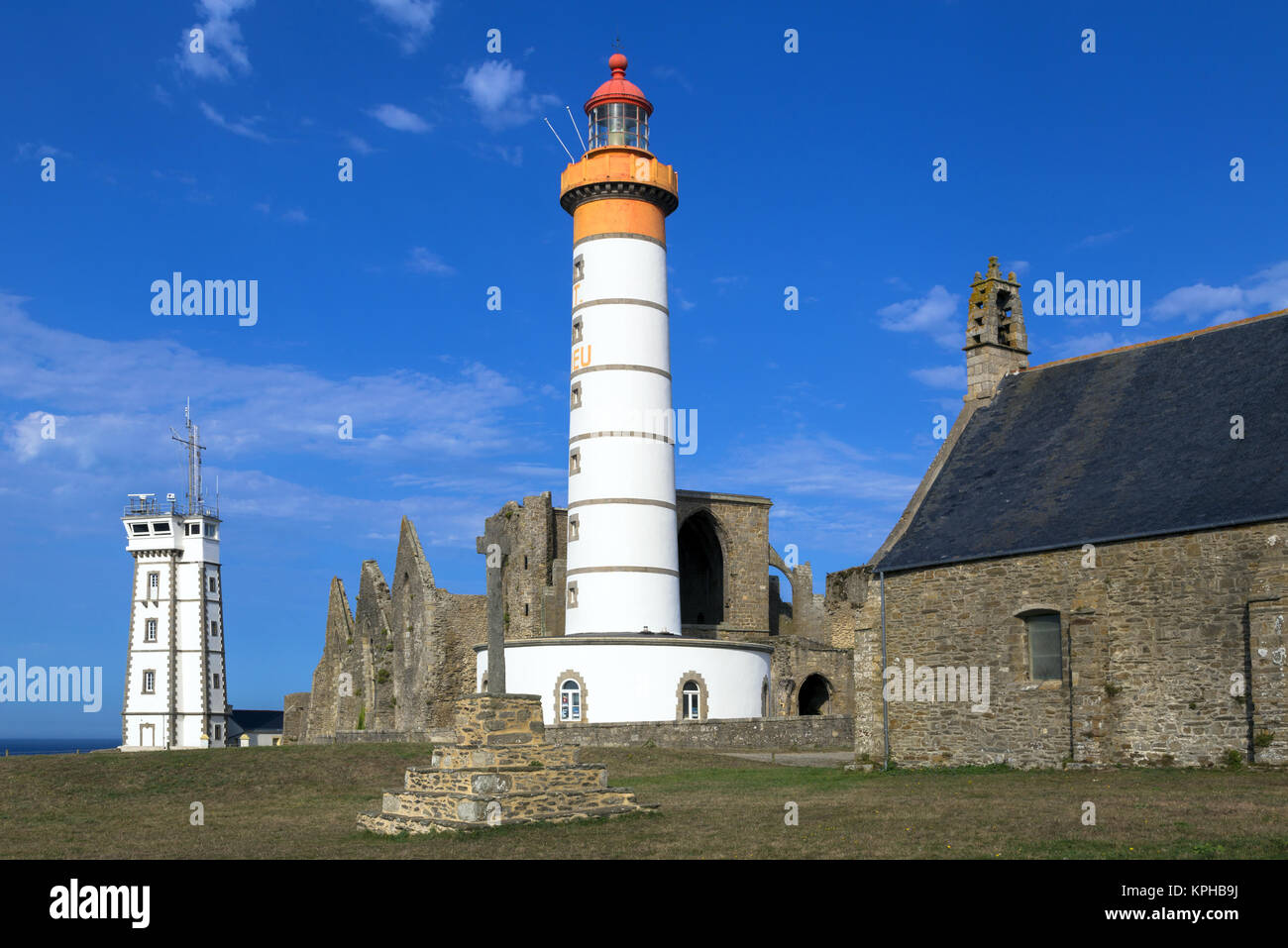 Pointe Saint Mathieu, le phare, le sémaphore, la chapelle Notre-Dame des Grâces et les ruines de l'abbaye, Plougonvelin, Bretagne, France Banque D'Images