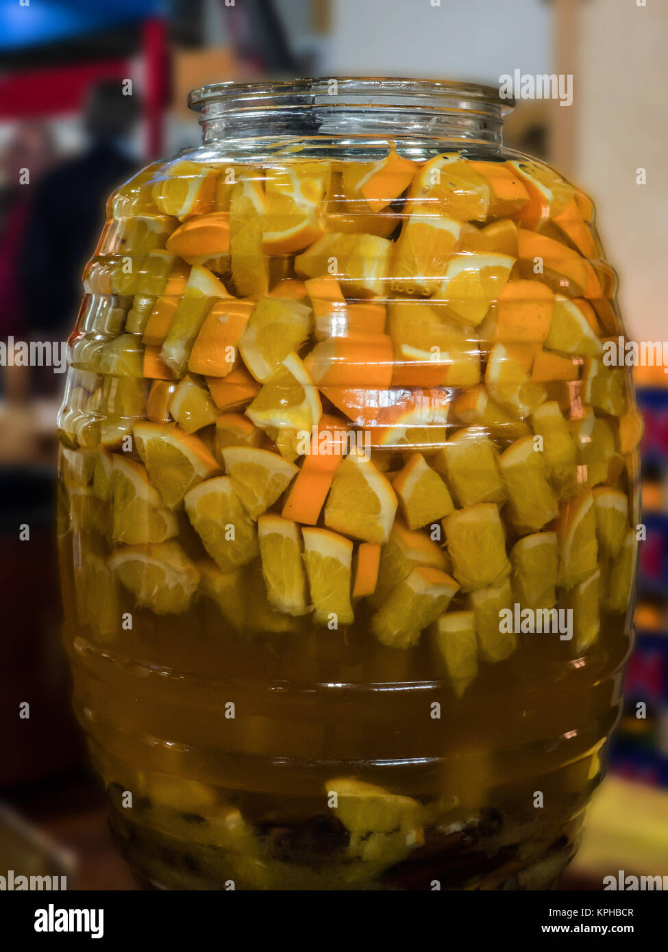 Un grand récipient en verre, rempli de sagria obtenu à partir de vin blanc  et des oranges Photo Stock - Alamy