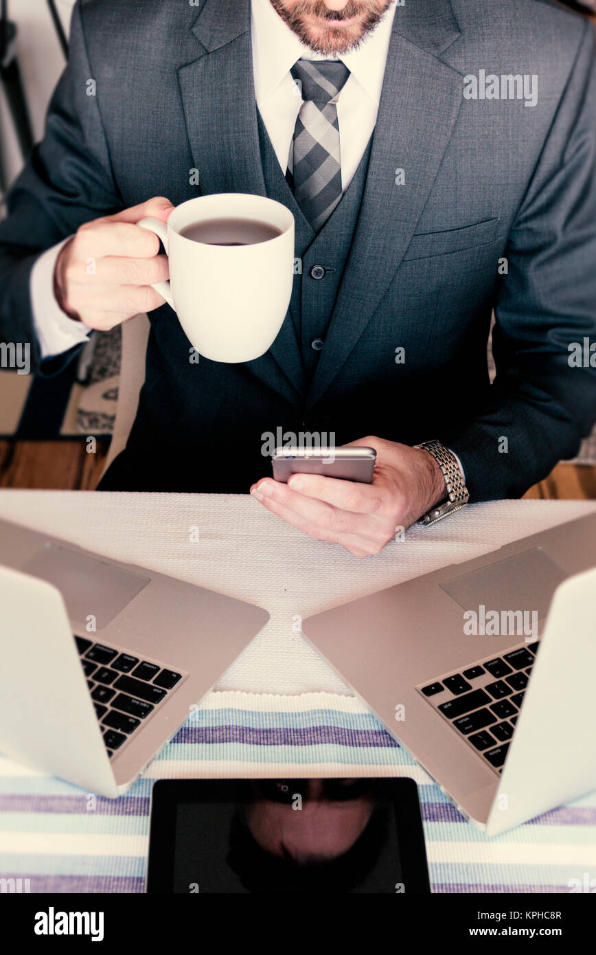 Portrait Professional business man with coffee travail avec plusieurs appareils de la technologie pour rester connecté Banque D'Images