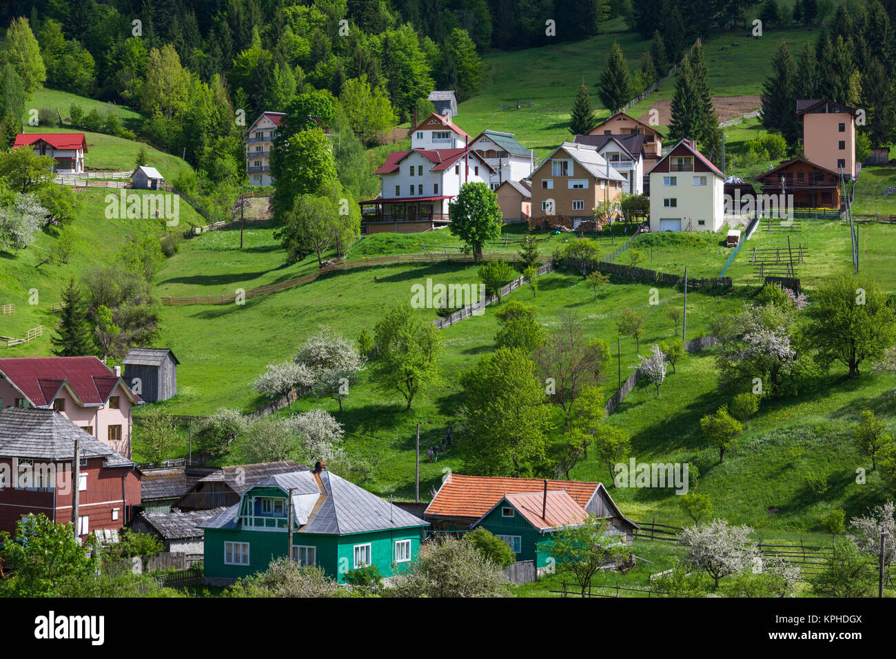 Roumanie, le Maramures, région parc national des Monts Rodna, Statiunea Borsa, ski, printemps, augmentation de la vue sur le village Banque D'Images