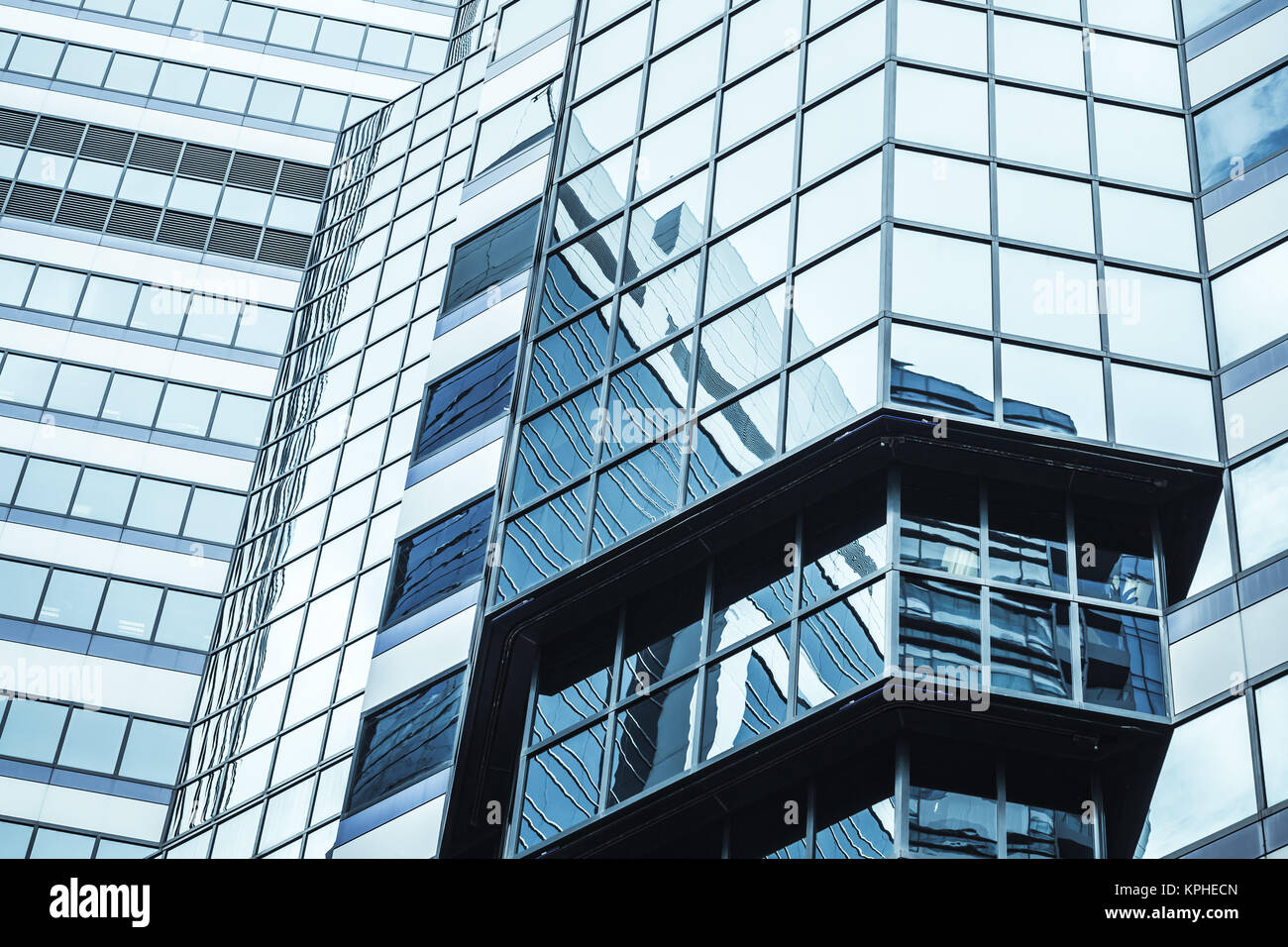 Abstrait architecture fragment, immeuble de bureaux modernes. Des parois en verre et d'acier avec des réflexions Banque D'Images