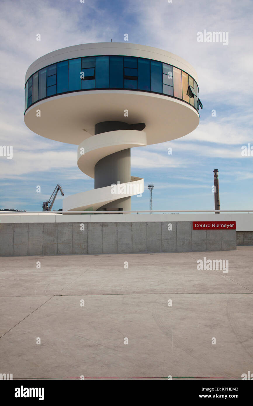 L'Espagne, région des Asturies, Asturies Province, Aviles, Centro Niemeyer, Centre des arts conçu par l'architecte Brésilien Oscar Niemeyer dans les anciens sites industriels pollués, construite 2011 Banque D'Images