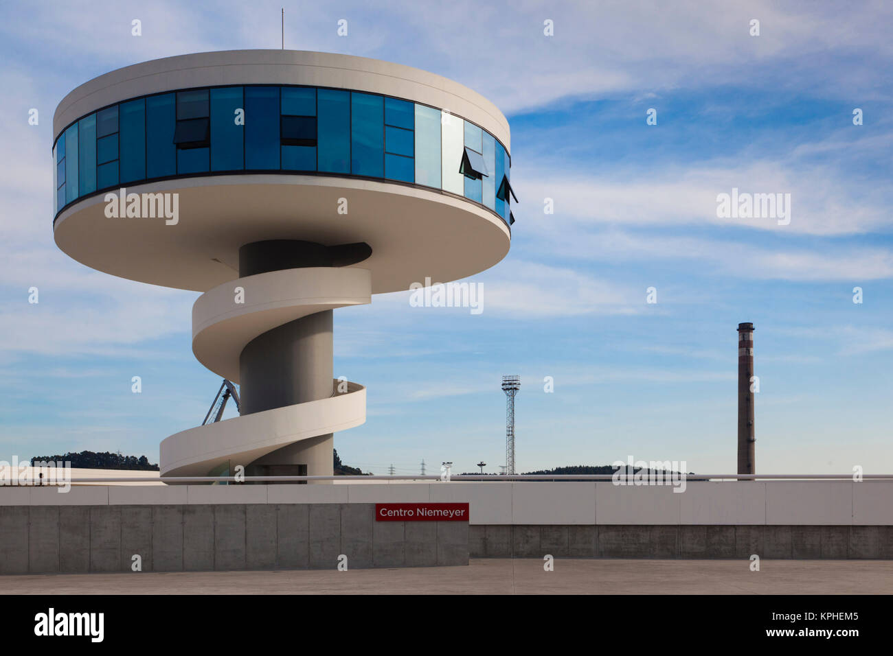 L'Espagne, région des Asturies, Asturies Province, Aviles, Centro Niemeyer, Centre des arts conçu par l'architecte Brésilien Oscar Niemeyer dans les anciens sites industriels pollués, construite 2011 Banque D'Images