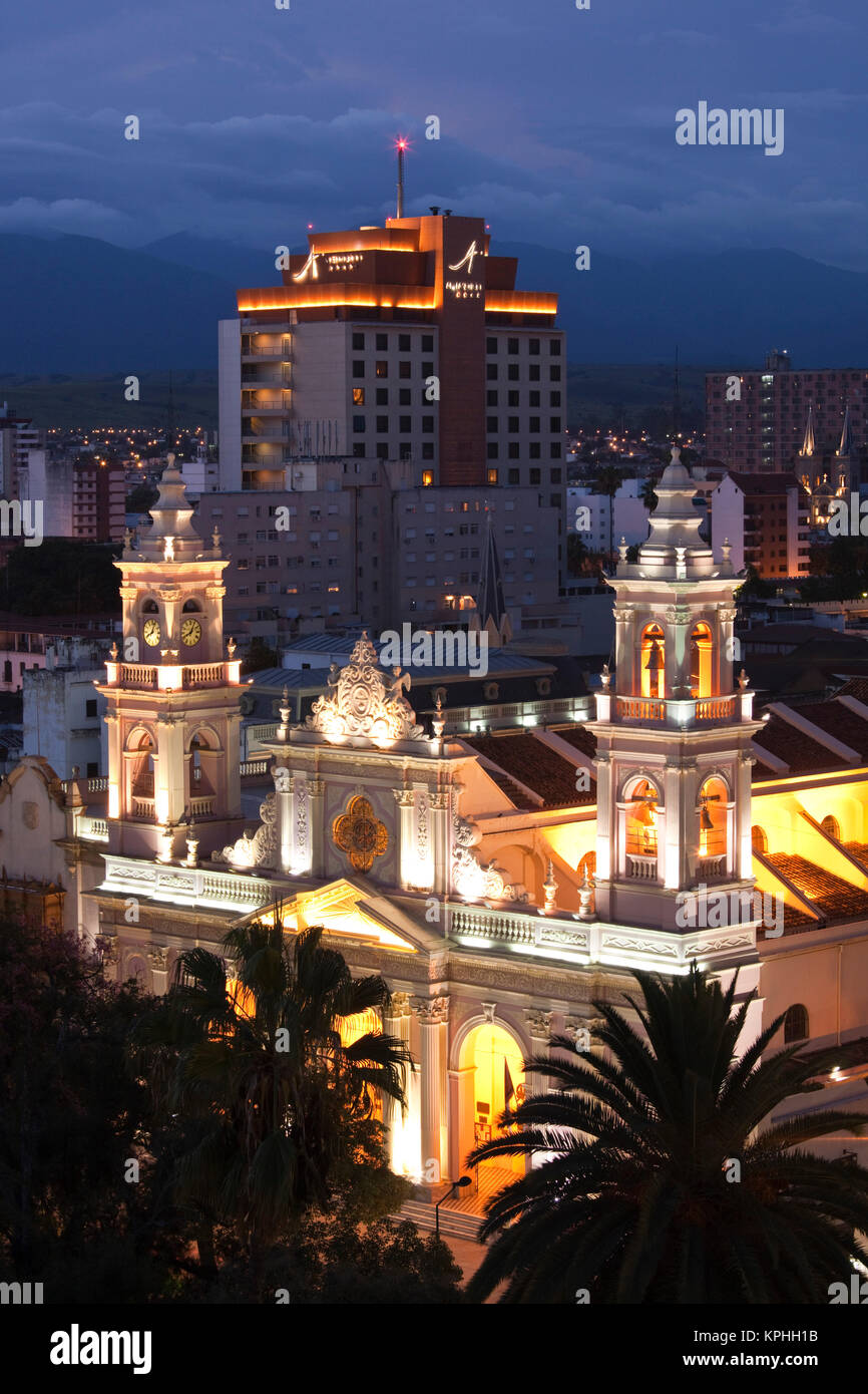 L'Argentine, la province de Salta, Salta. Plaza 9 de Julio et de la cathédrale, par antenne, soir. Banque D'Images