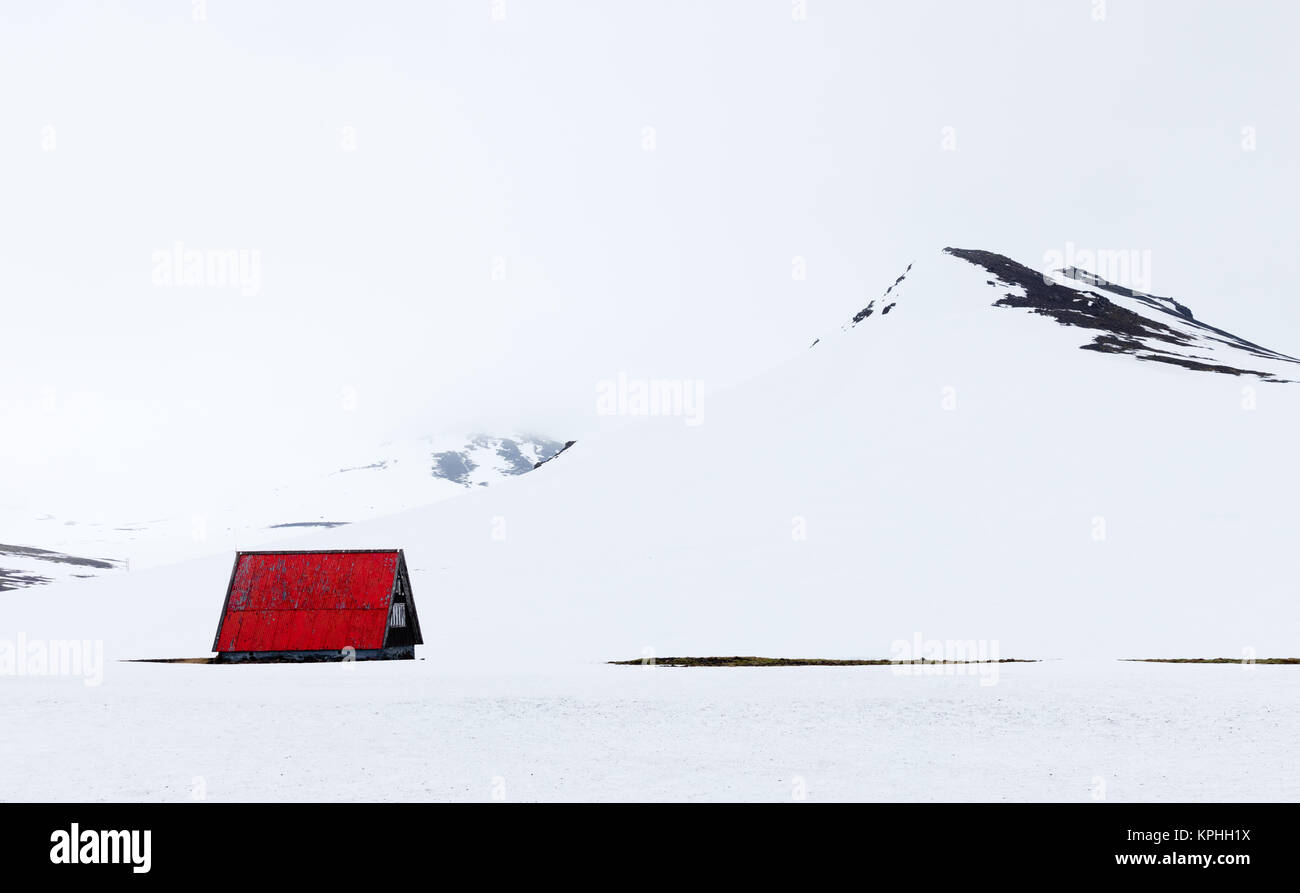 L'abri de rouge dans la neige à un col de montagne dans l'ouest de l'Islande Banque D'Images