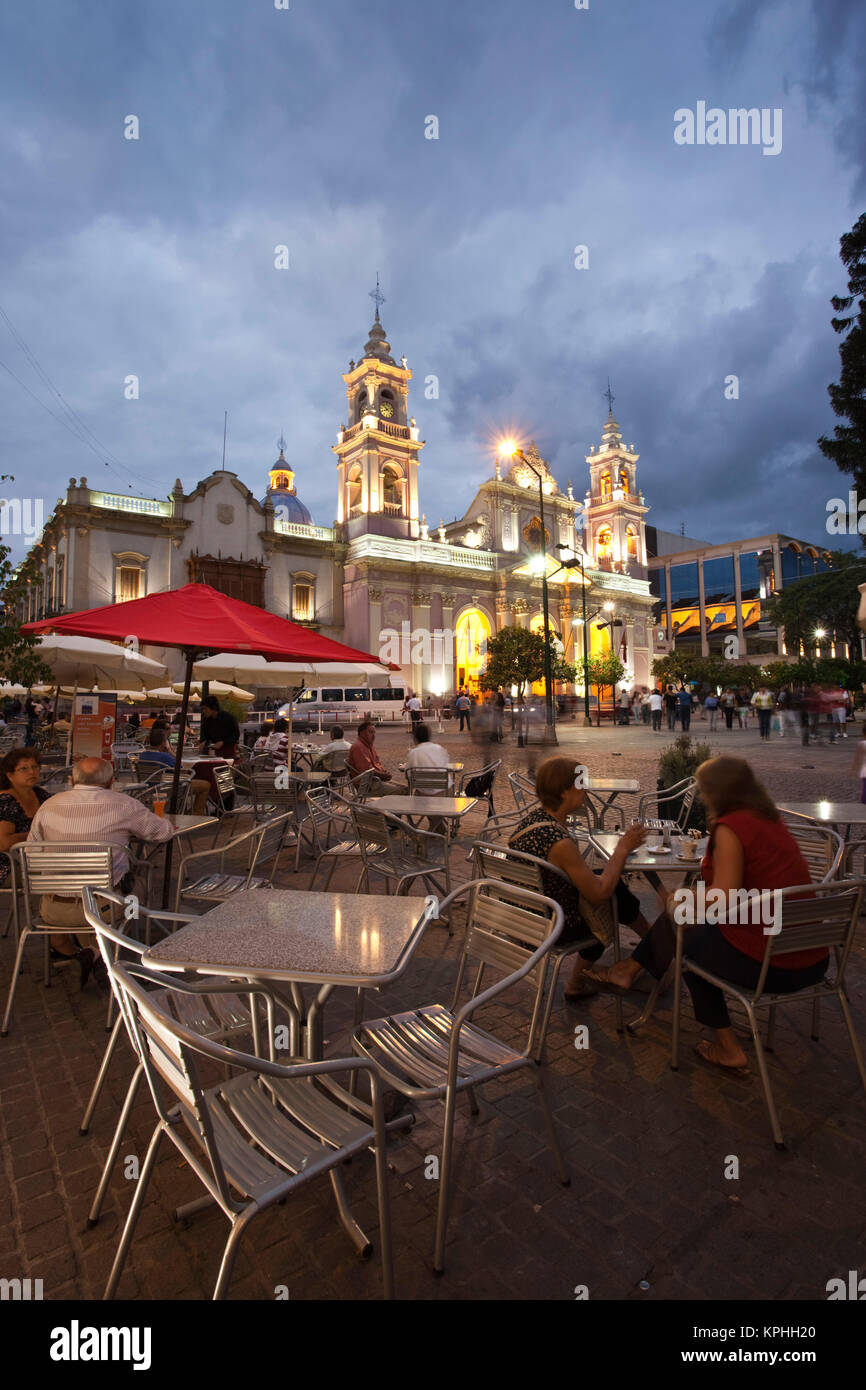 L'Argentine, la province de Salta, Salta. Plaza 9 de Julio, le soir. Banque D'Images