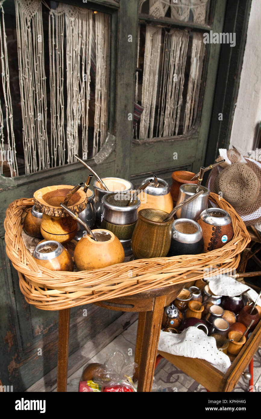 L'ARGENTINE, Buenos Aires. Quartier de San Telmo : Mate tasses, Pasaje de la Defensa galerie marchande. Banque D'Images