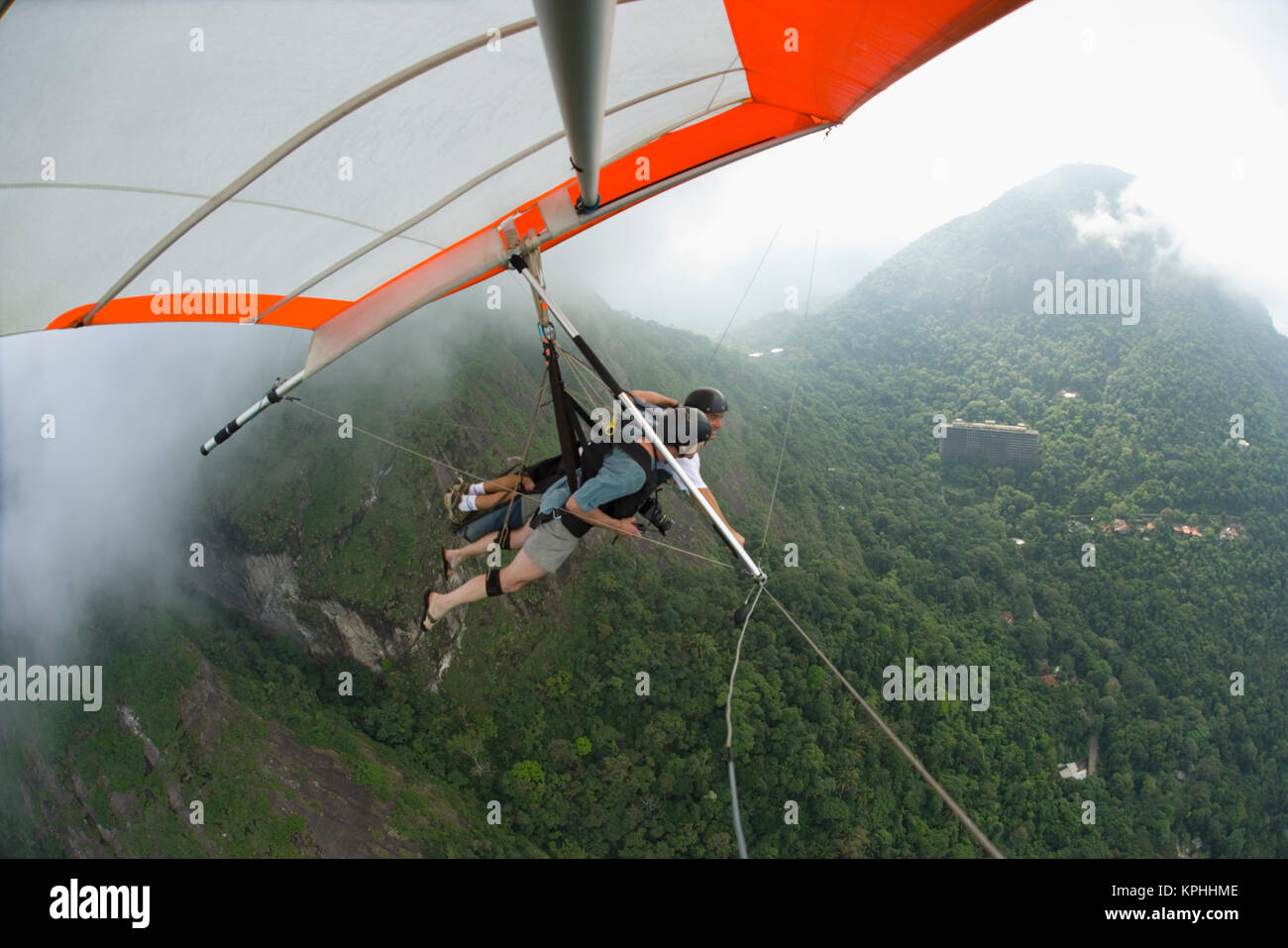 Hangliders Tandem, décollant de Pedro Bonita mountain, l'atterrissage sur la plage de Pepino, extrémité sud de Rio de Janeiro, Brésil. (MR) Banque D'Images