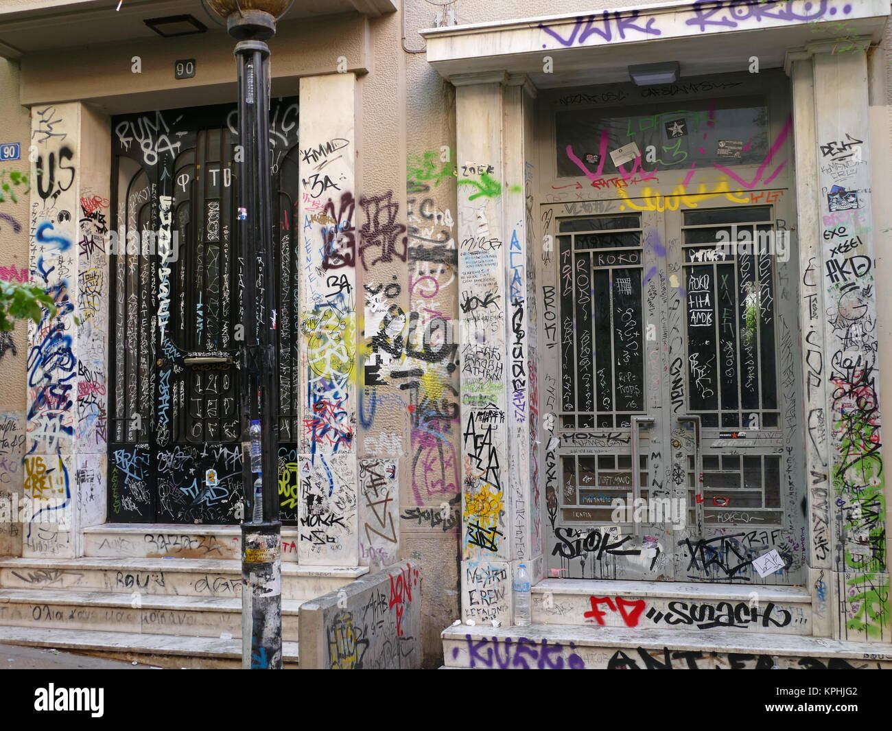Des graffitis sur les murs et portes à Athènes, Grèce Banque D'Images
