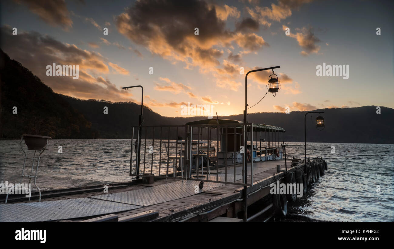 Belle vue sur un bateau-croisière sur le lac d'automne de jeunesse Towadako en Towada Kamaishi National Park Banque D'Images