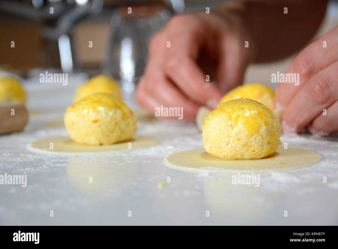 Bonbons sarde de Pâques. Préparation de l'Pardulas avant la cuisson Banque D'Images