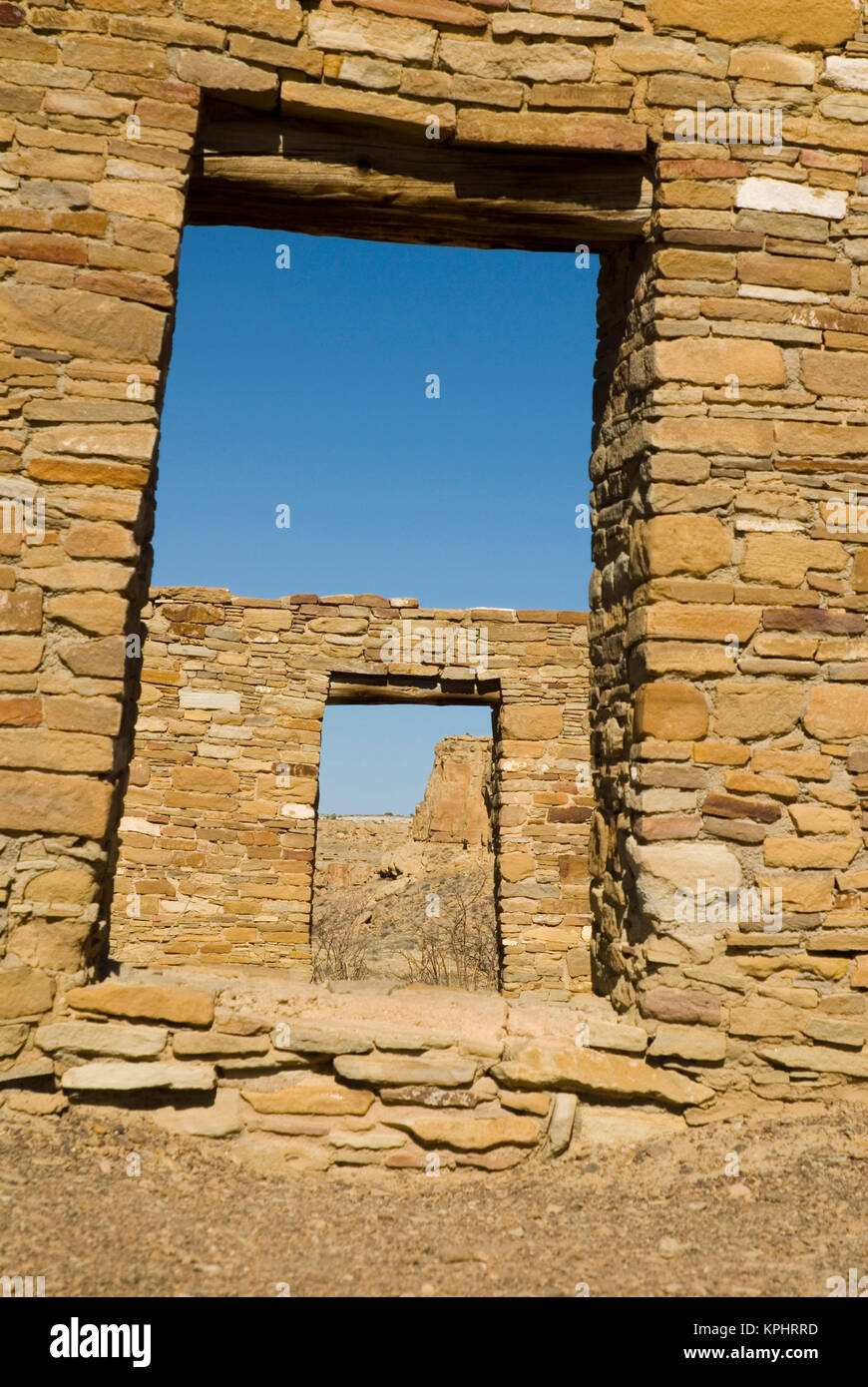 USA, NM, Chaco Culture National Historical Park. Casa Rinconada ordinal - orientation des bâtiments. Les portes s'aligner précisément w/ solstice d'lever du soleil derrière bluff au-delà Banque D'Images