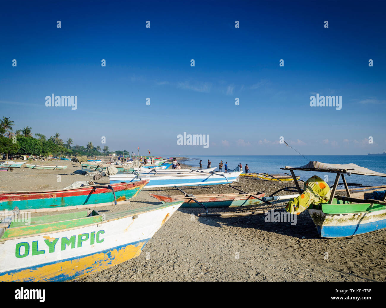 Avec les bateaux de pêche traditionnels de la côte sur la plage de Dili au Timor Leste Banque D'Images