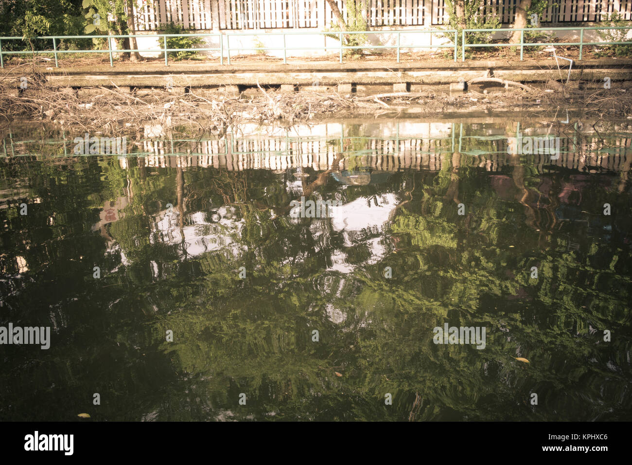 La pollution des rivières et sale Banque D'Images