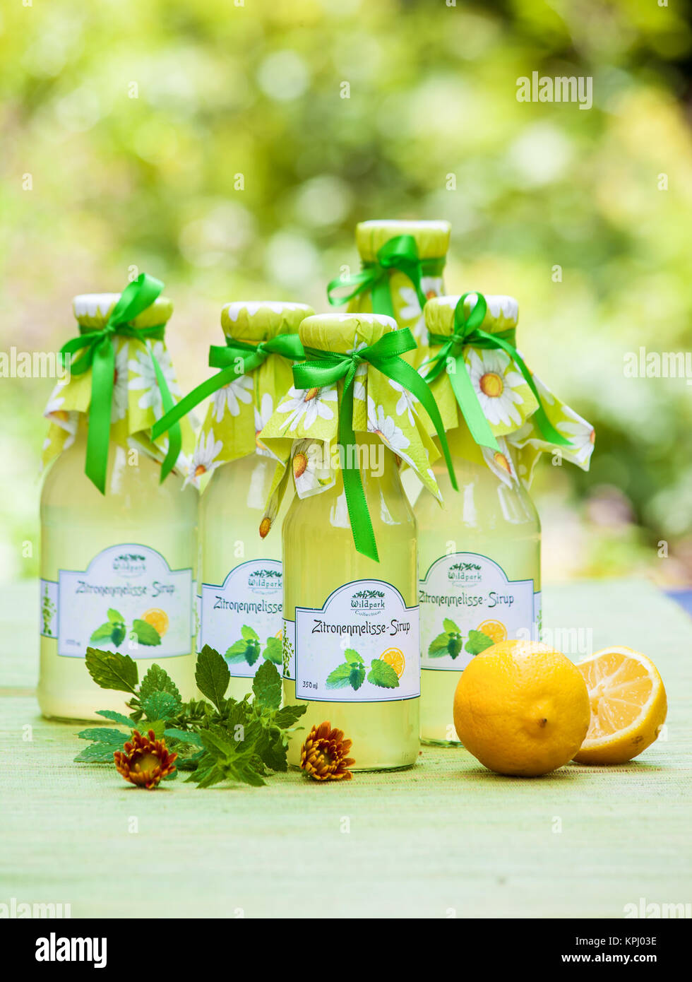 Flaschen mit Zitronenmelisse Sirop im Garten Banque D'Images