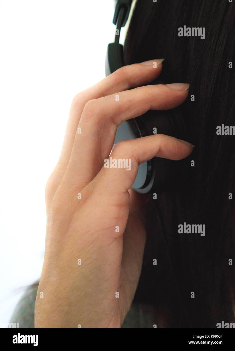 Close-Up Earphone,Femme à l'écoute de la musique sur fond blanc Banque D'Images