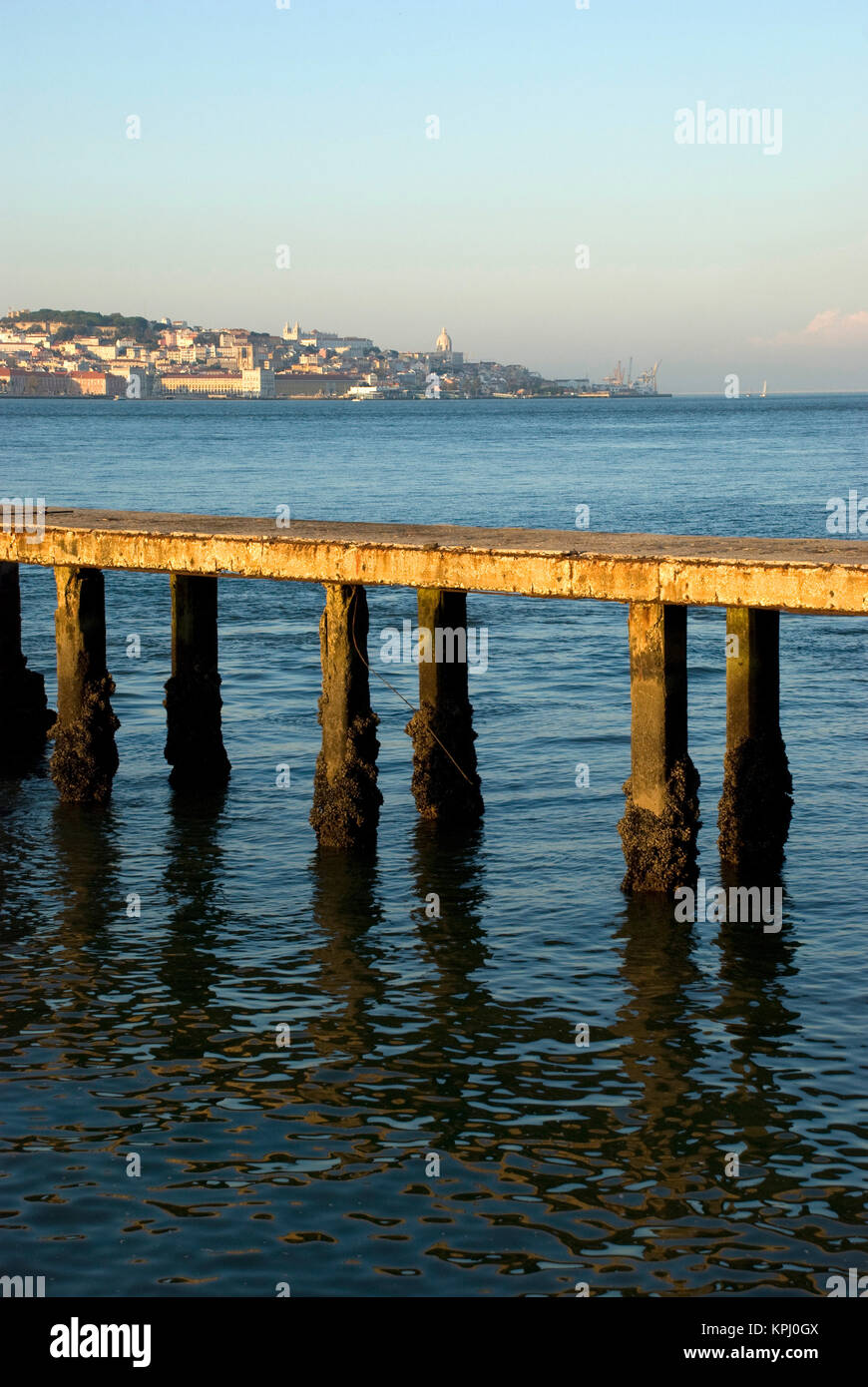 Blick auf Lissabon Ã¼ber den Fluss Tejo mit einem Pier Banque D'Images
