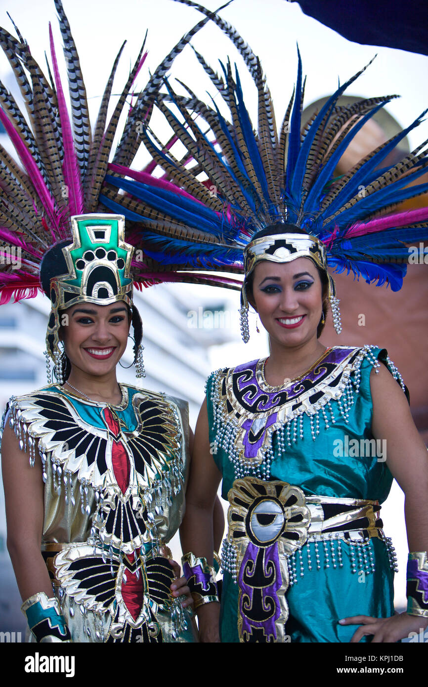 22 ans Hispanic sisters, Aztec, feather head dress avec plumes de faisan, Cruise Ship Terminal, Mazatlan, Sinaloa, Mexique de l'État (M.) Banque D'Images