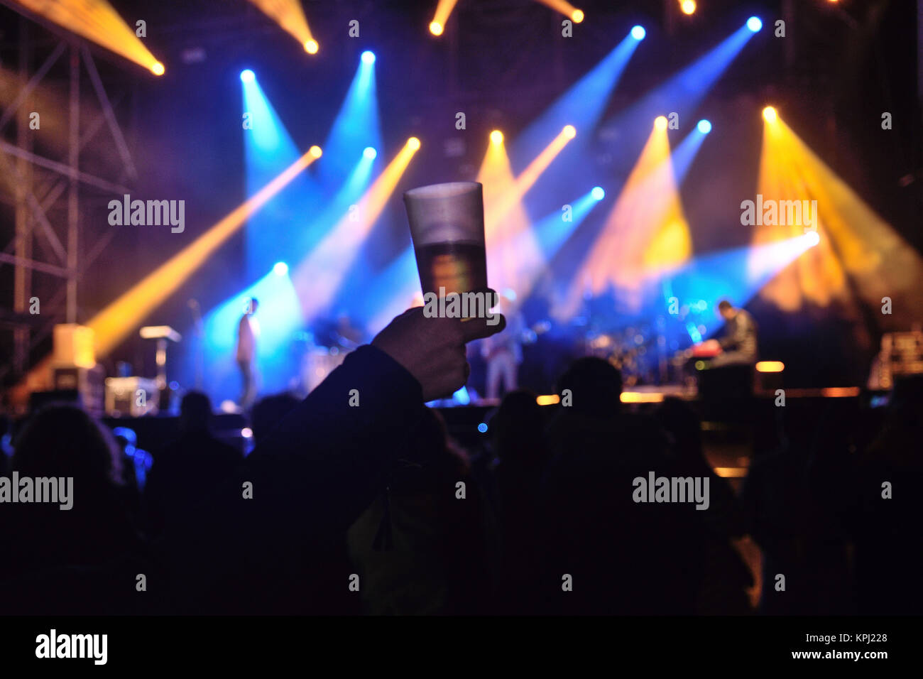 Un verre d'alcool à un concert de musique live Photo Stock - Alamy