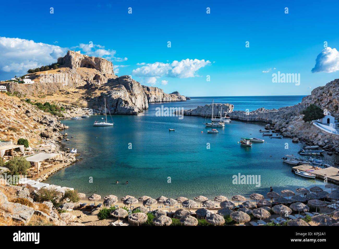 Belle plage dans la baie de Saint Paul, l'Acropole de Lindos en arrière-plan (Rhodes, Grèce) Banque D'Images
