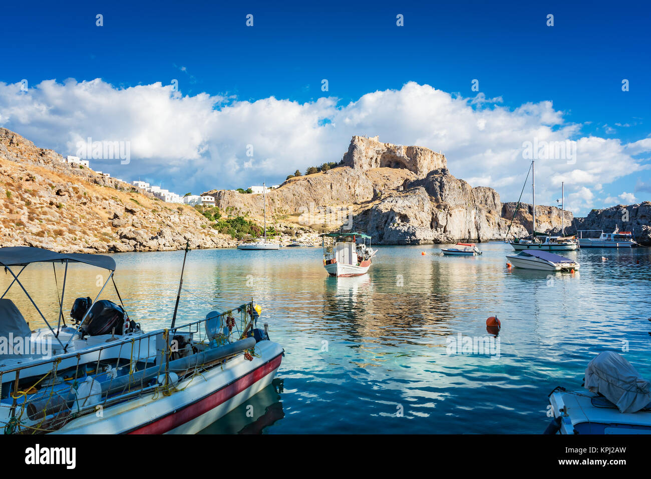 Les bateaux de pêche et la voile dans la baie de Saint Paul, l'Acropole de Lindos en arrière-plan (Rhodes, Grèce) Banque D'Images