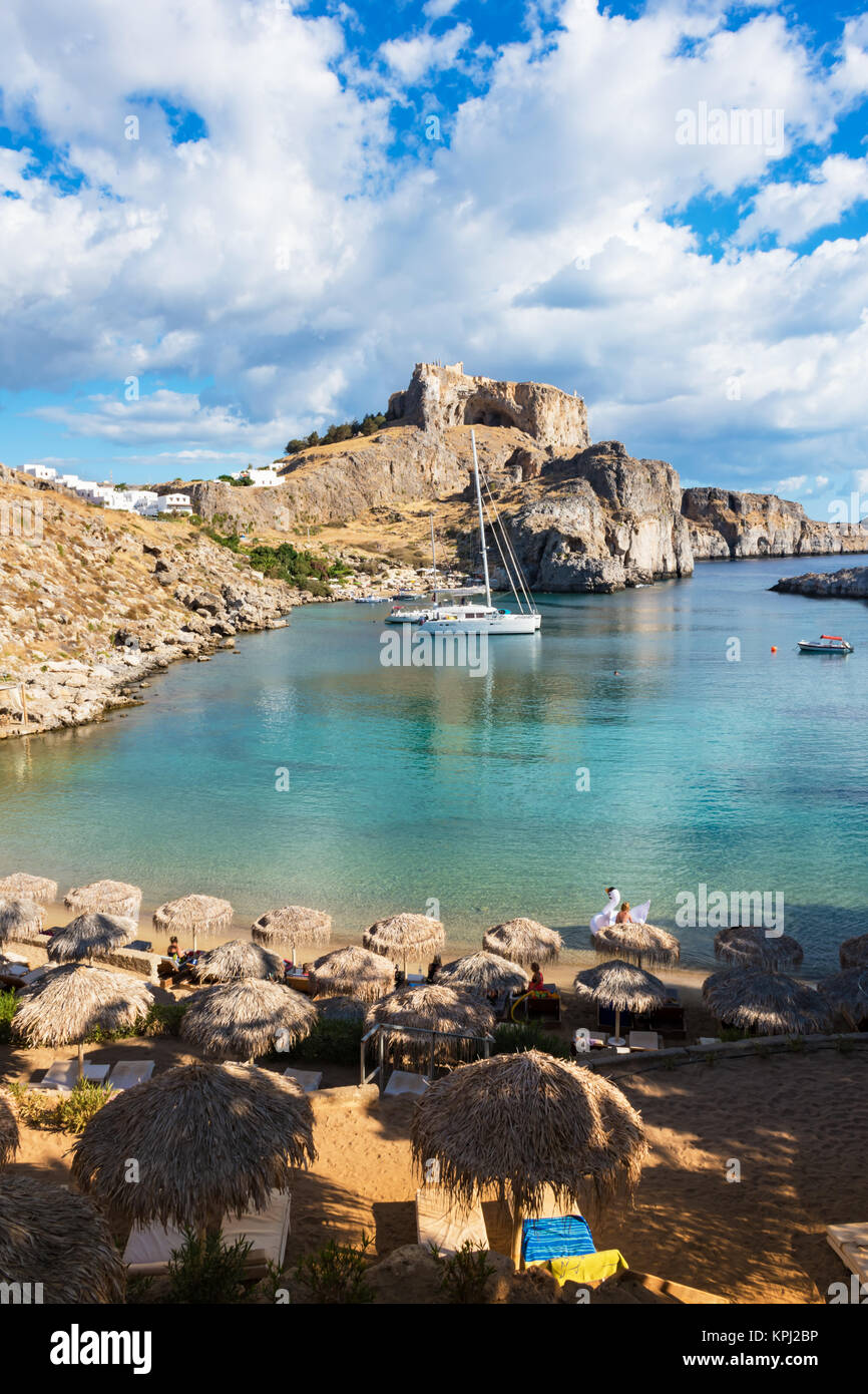 Belle plage dans la baie de Saint Paul, l'Acropole de Lindos en arrière-plan (Rhodes, Grèce) Banque D'Images
