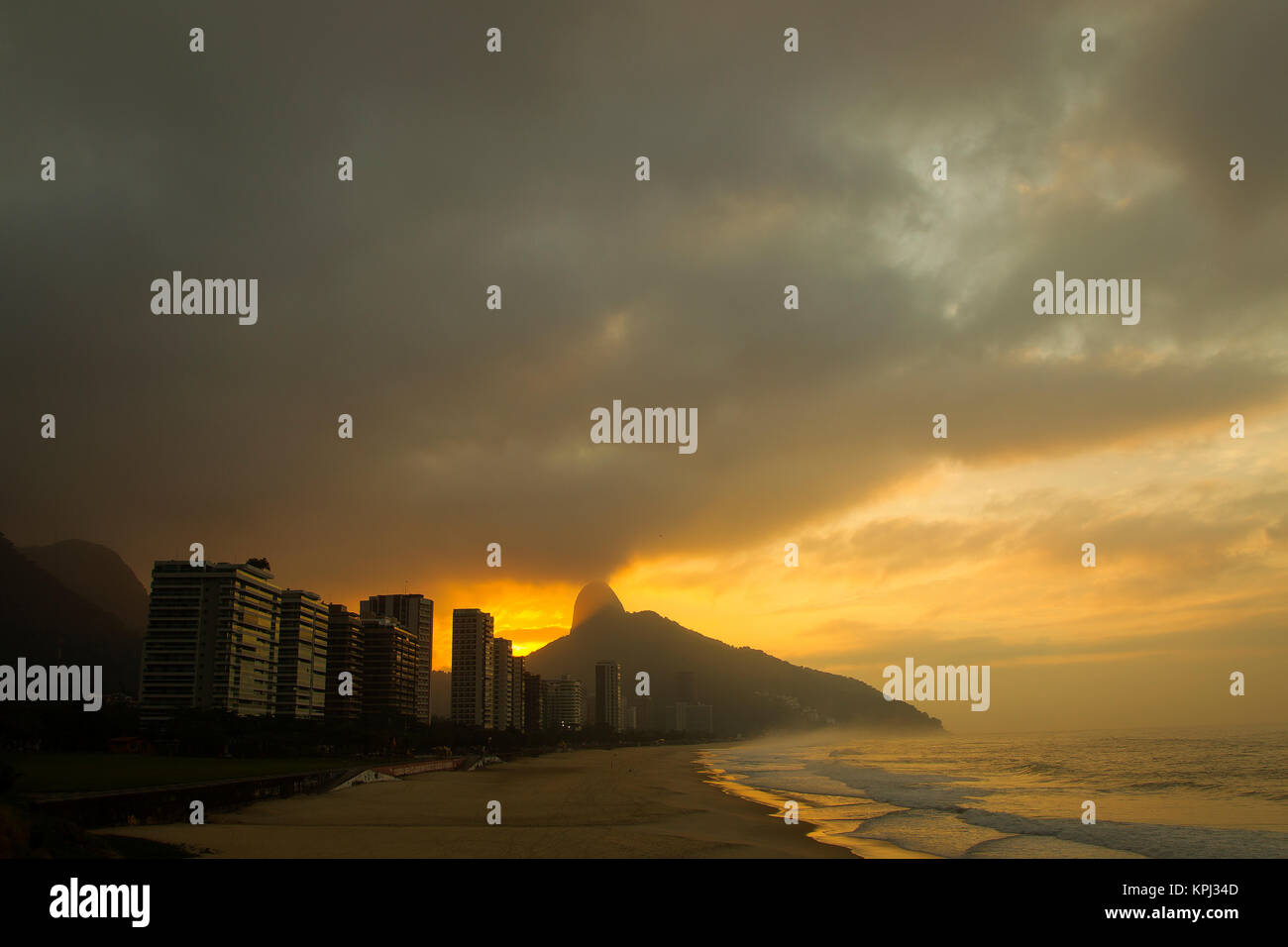 Lever du soleil à São Conrado beach, Rio de Janeiro, Brésil Banque D'Images