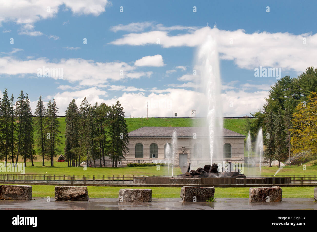 Gros plan du réservoir Ashokan approvisionne la fontaine de Olivebridge, New York avec ciel bleu et nuages. Le réservoir alimente Ashokan approvisionne NYC avec de l'eau. Banque D'Images