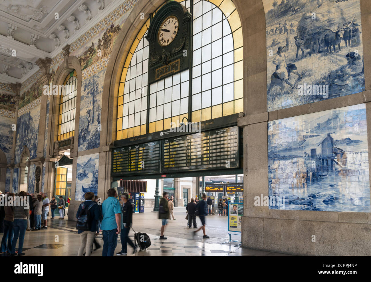 Dececorated ,tuiles traditionnelles des azulejos, dans la gare de São Bento à Porto, Portugal Banque D'Images