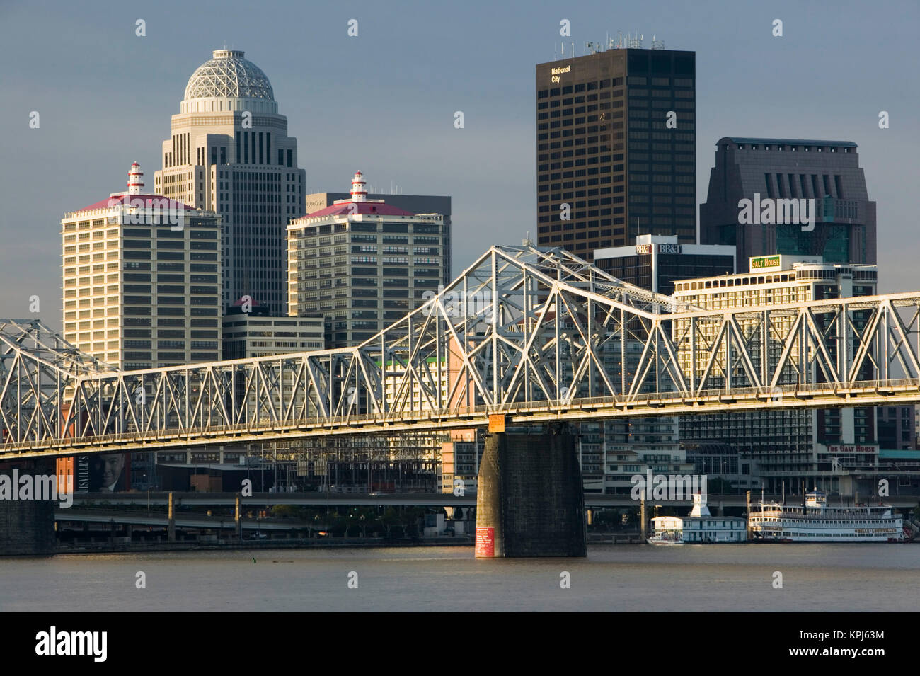 USA, Kentucky, Louisville : vue sur la ville et Clark Memorial Bridge / Matin Banque D'Images