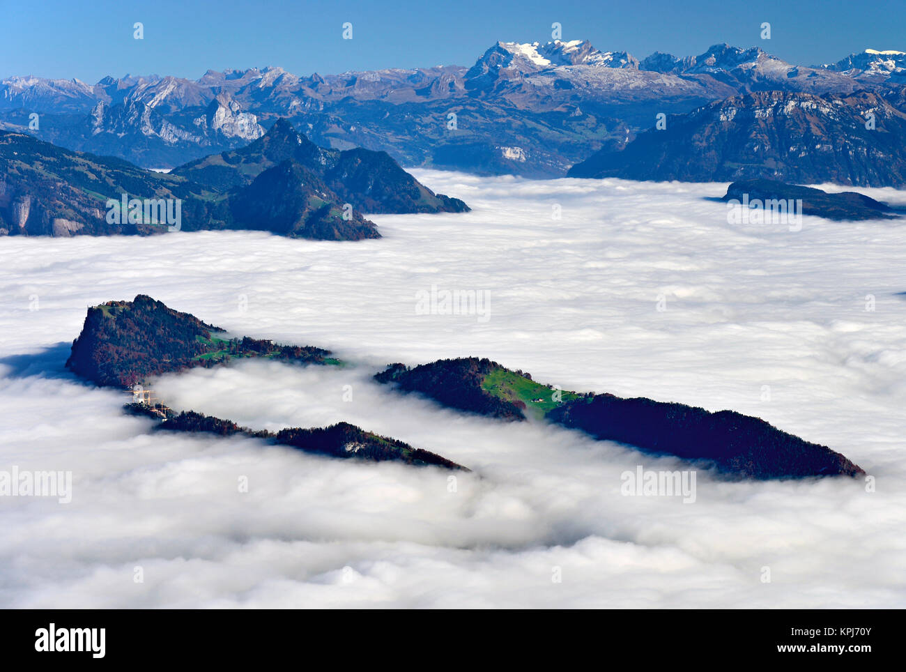 Le Bürgenstock s'élève de la mer de brouillard sur le lac de Lucerne, de montagnes Pilatus près de Lucerne, Suisse Banque D'Images