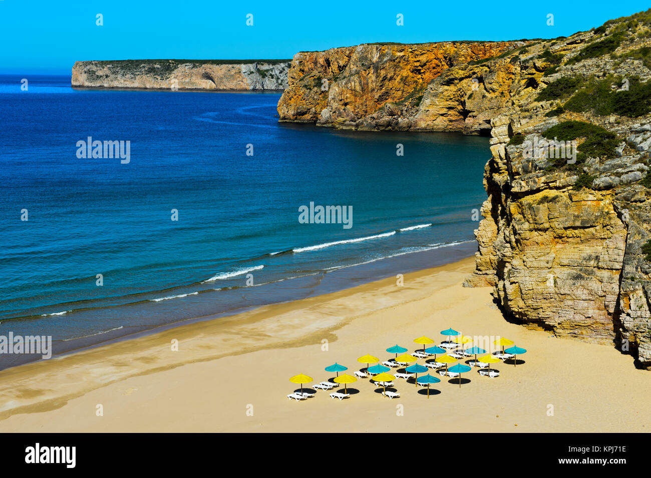 Des parasols colorés sur la plage de sable vide, plage Praia do Beliche,  Sagres, Algarve, Portugal Photo Stock - Alamy