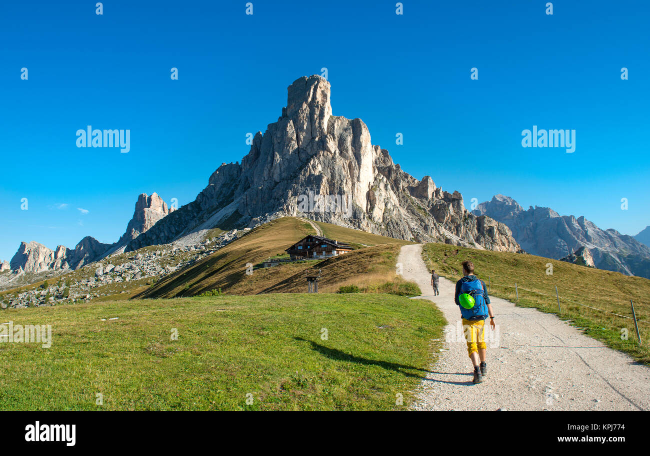 Randonneur sur le sentier de randonnée au sommet de la Gusela, Nuvolau à Passo Giau, dans le dos, Averau sommets des Dolomites, le Tyrol du Sud Banque D'Images