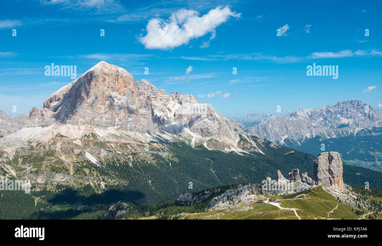 Sentier de randonnée pédestre à Nuvolau, vue sur la montagne et Tofane Cinque Torri, Dolomites, Tyrol du Sud, Vénétie, Italie Banque D'Images