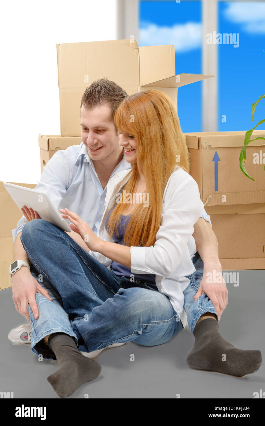 La préparation de nouveaux couple vacances with digital tablet Banque D'Images