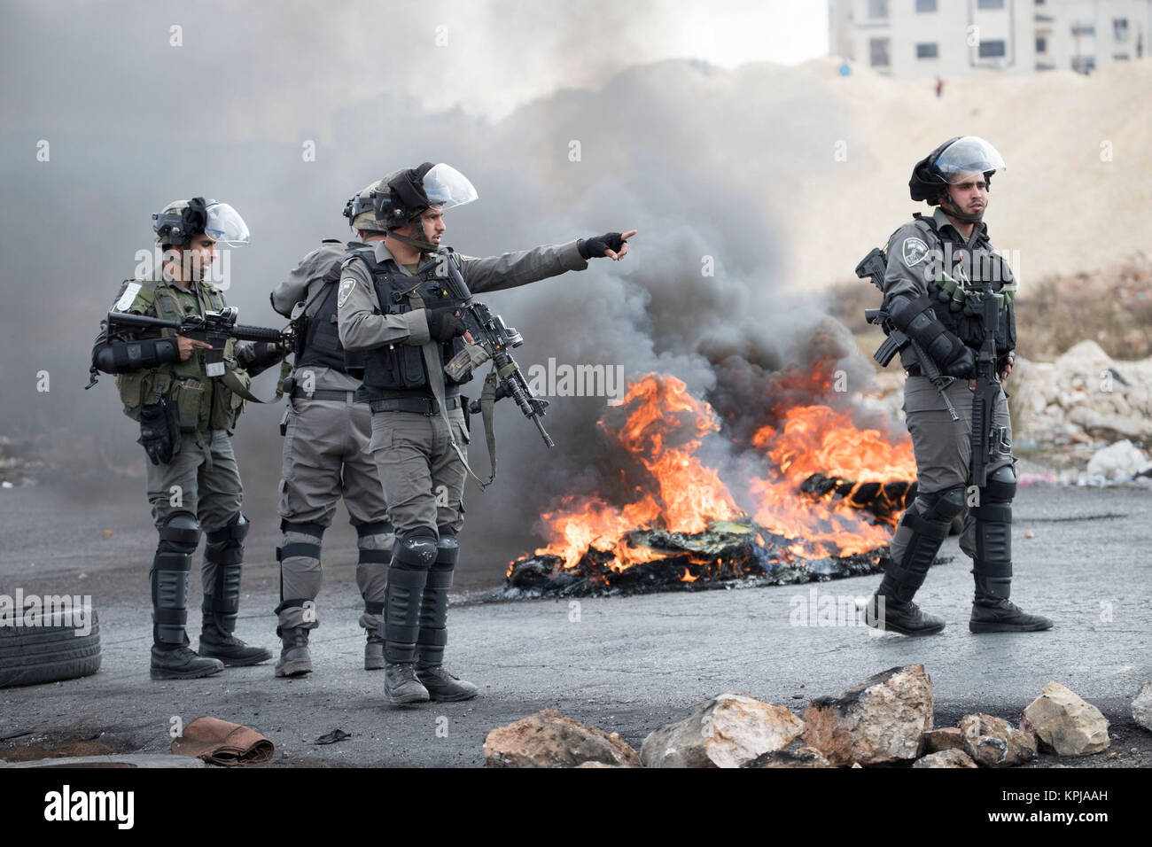 Des soldats israéliens en conflit avec les manifestants palestiniens après une protestation contre le président américain, Donald Trump a décidé de reconnaître Jérusalem comme capitale d'Israël, dans la ville de Ramallah, en Cisjordanie, le 15 décembre 2017. Photo : Oren Ziv/dpa Banque D'Images