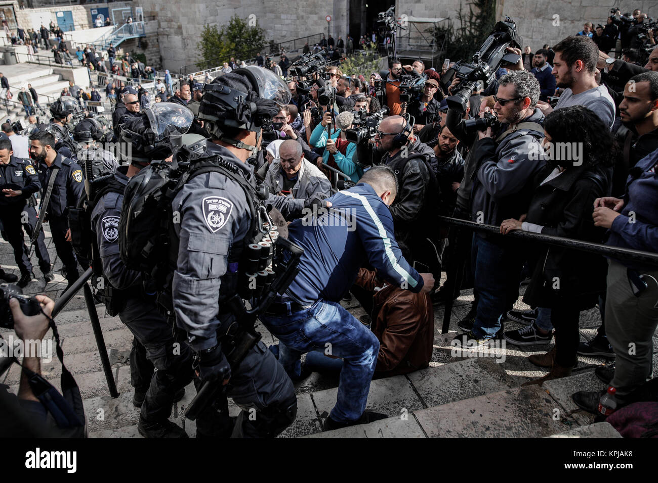 Les agents de police israéliennes des échauffourées avec les manifestants palestiniens au cours d'une manifestation contre la décision du président américain de reconnaître l'Atout Jérusalem comme capitale d'Israël, à la Porte de Damas dans la vieille ville de Jérusalem, 15 décembre 2017. Photo : Corinna Kern/dpa Banque D'Images