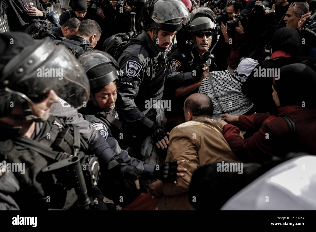 Les agents de police israéliennes échauffourée avec les manifestants palestiniens au cours d'une manifestation contre la décision du président américain de reconnaître l'Atout Jérusalem comme capitale d'Israël, à la Porte de Damas dans la vieille ville de Jérusalem, 15 décembre 2017. Photo : Corinna Kern/dpa Banque D'Images